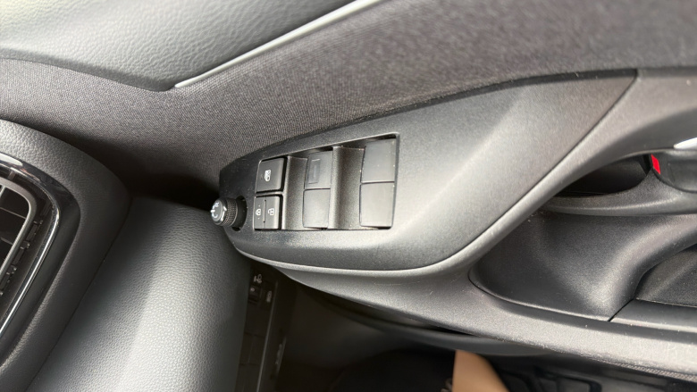 Toyota Yaris 1.5 Hybrid Design 5dr CVT Hybrid Hatchback